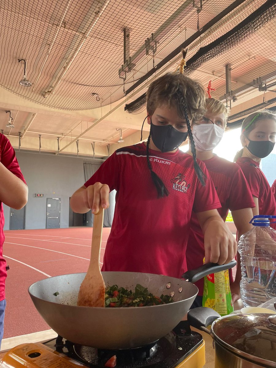 KellettYoude's tweet photo. 7Y enjoying an African cooking workshop! #goweek #compassionweek @PosKellett @KellettSenior https://t.co/wyctt71h9R