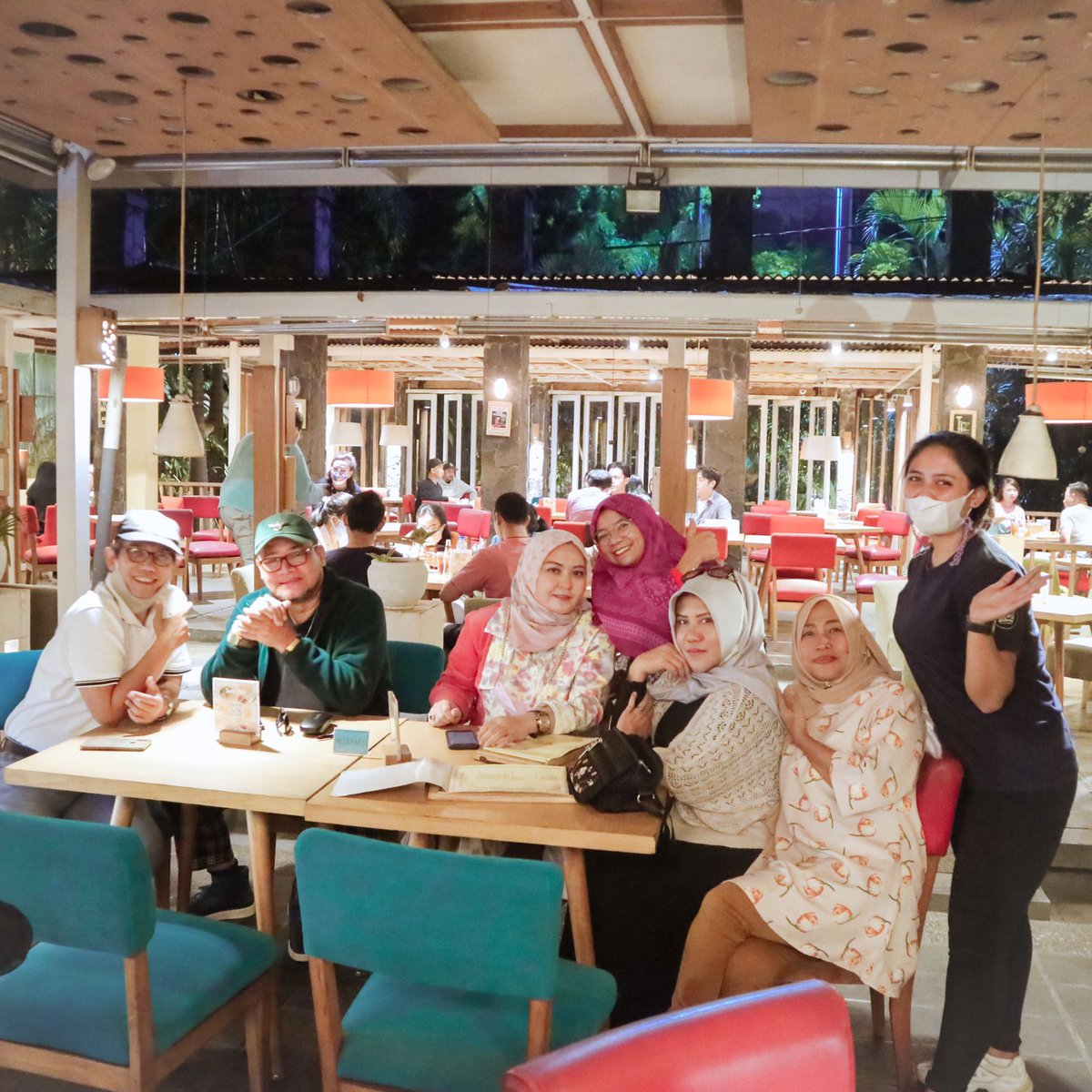 Reunian adalah hal yang sangat wajib untuk diabadikan

Selain mengabadikan moment , hal apa saja nih yang dilakukan teman-teman Halaman ketika di moment reunian? Yuk ceritain dibawah!👇🏻