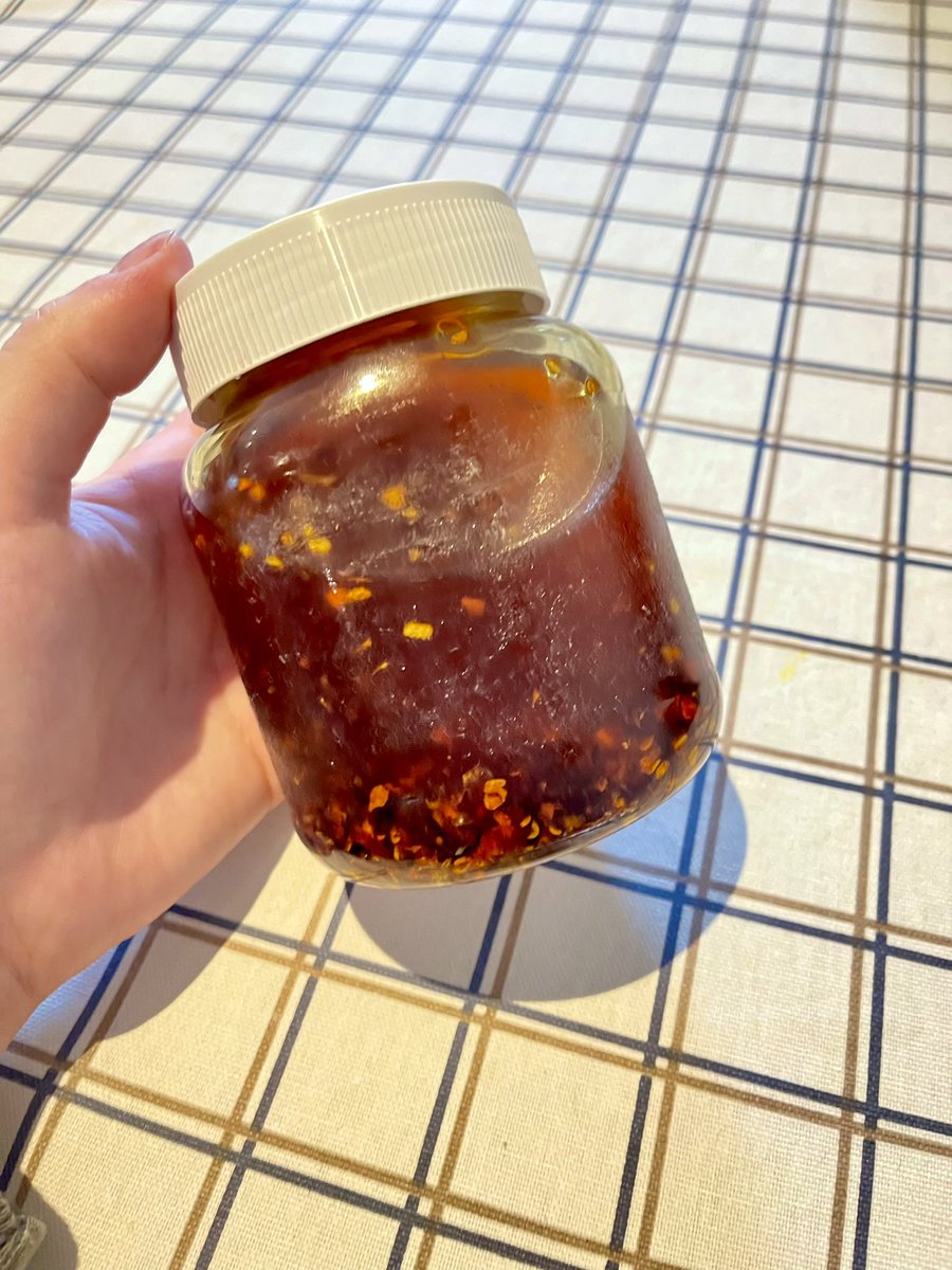 aislingeats's tweet photo. 🌶 Home Made Chilli Oil 🌶

Ingredients
-3 table spoons of dried chilli flakes
-A dash of salt and pepper (optional)
-3/4 tsp garlic paste (optional)
-Any kind of neutral oil, I just chose olive oil. 
-A dash of cinnamon

#chilli #chillioil #oil #condiments #homemade https://t.co/Z7UcyX74e5
