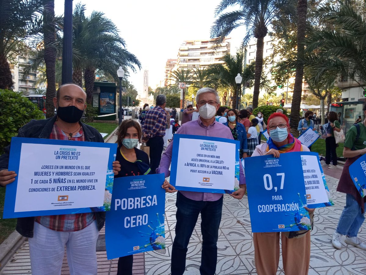 eualacant's tweet photo. Por supuesto, desde @EUAlacant y @PodemosAlicante participamos en la concentración convocada por @POBRESAZEROCV #ExcusesZero! #PobresaZero! En #Alicante. https://t.co/nCqKfC27Ko