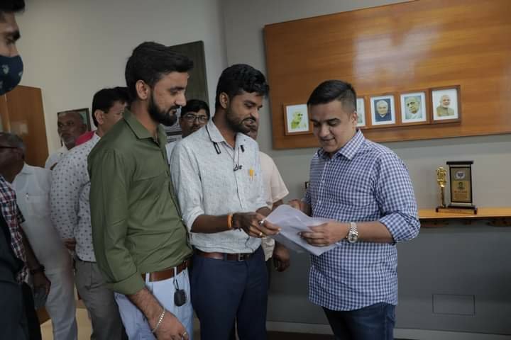 rohitkumarmali's tweet photo. સાહેબ જ્યારે આપણે મુલાકાત થઈ ત્યારે આપે કહ્યુ હતુ #LRD અને #PSI બાબતનું યોગ્ય નિરાકરણ લાવશુ અને 2 દિવસમા ફરી બોલાવી ચર્ચા કરવામાં આવસે..
આપના નિર્ણય આમ જનતાના હીત માટેના જ હોય છે તો આમા હજારો વિધાર્થીયોના ભવિષ્યનો સવાલ છે તો આ બાબતમાં યોગ્ય નિર્ણય કરવા વિનંતી..
@sanghaviharsh https://t.co/51Hs6fumrm