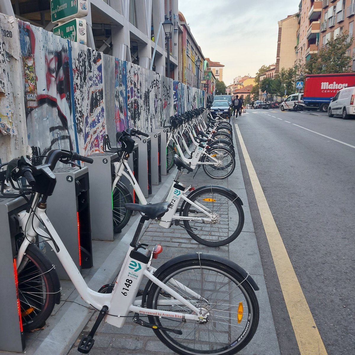 19 de octubre. Otro día que voy a trabajar en metro en contra de mi voluntad. Ninguna de estas bicis funciona. Para vandalismo, la gestión de <a href="/bcarabante/">Borja Carabante</a> y <a href="/AlmeidaPP_/">José Luis Martínez-Almeida</a> de <a href="/BiciMAD/">bicimad</a>. Es una vergüenza.  <a href="/BicimadL/">BICIMAD EN LUCHA</a>
