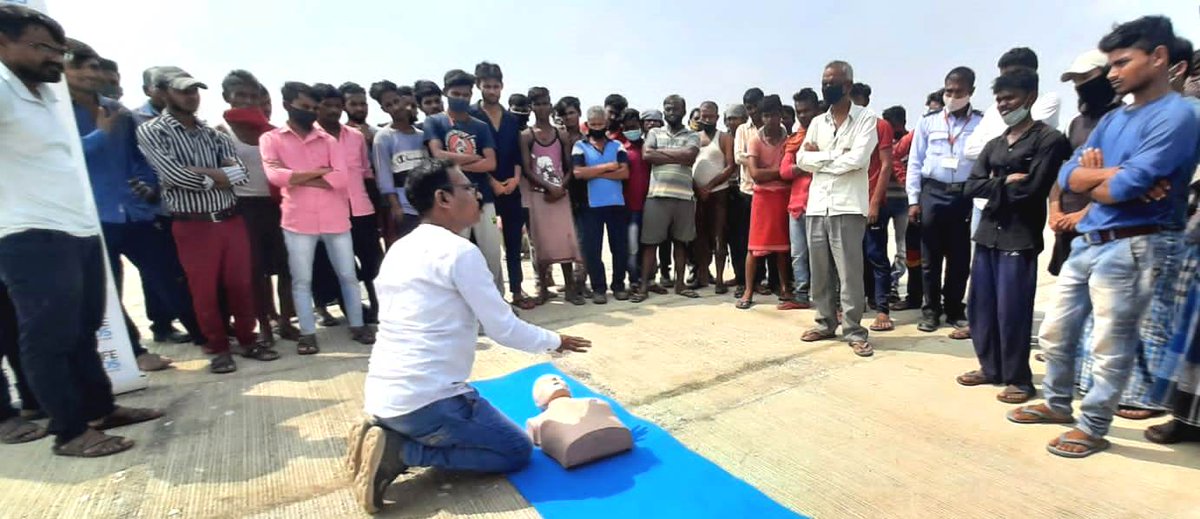 SafeKidsIndia's tweet photo. Construction workers from Yoo Villas site (Pune) and Kohinoor Grandeur (PCMC) have been trained on various techniques of #fireprevention #firedousing #firstaid #bandaging and #CPR on the occasion of #FirePreventionMonth 2021 to ensure safety of employees.
#Safekidsfoundation https://t.co/iSnLMoUQwh