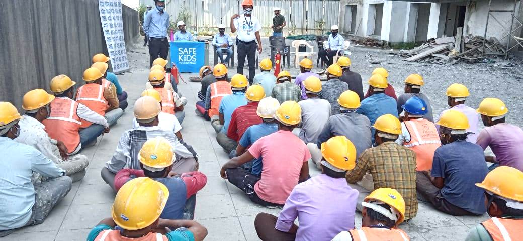 SafeKidsIndia's tweet photo. Construction workers from Yoo Villas site (Pune) and Kohinoor Grandeur (PCMC) have been trained on various techniques of #fireprevention #firedousing #firstaid #bandaging and #CPR on the occasion of #FirePreventionMonth 2021 to ensure safety of employees.
#Safekidsfoundation https://t.co/iSnLMoUQwh