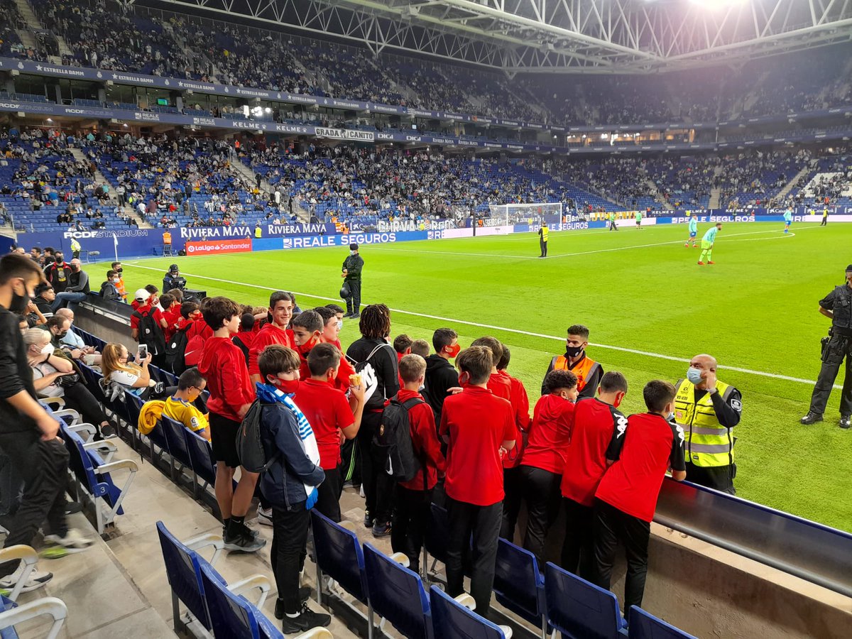 cftorello's tweet photo. Els nostres Infantils ahir al RCDE Stadium a veure el partit de 1a @RCDEspanyol vs @Cadiz_CF #fentPinya #FentClub #ADNpescallunes🔴⚫️ https://t.co/EpXpY4rbnl