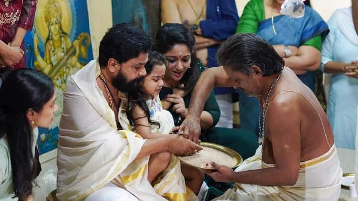 Actor_Dileep's tweet photo. ഞങ്ങളുടെ മഹാലക്ഷ്മി ആദ്യാക്ഷരം കുറിച്ചു. ശ്രീശങ്കരന്റെ ദിവ്യസാന്നിദ്ധ്യം നിറഞ്ഞ ആവണംകോട് സരസ്വതി ക്ഷേത്രനടയിൽ. ആദ്യാക്ഷരം അമ്മയാണ്‌, എല്ലാത്തിന്റേയും പ്രഭവം. മഹാലക്ഷ്മിയെ സരസ്വതി ദേവി അനുഗ്രഹിക്കട്ടെ...എല്ലാവരുടെയും അനുഗ്രഹവും പ്രാർത്ഥനയും ഉണ്ടാകണം 🙏🙏🙏 https://t.co/S47BOH1wg1