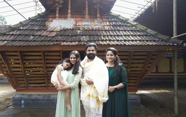 Actor_Dileep's tweet photo. ഞങ്ങളുടെ മഹാലക്ഷ്മി ആദ്യാക്ഷരം കുറിച്ചു. ശ്രീശങ്കരന്റെ ദിവ്യസാന്നിദ്ധ്യം നിറഞ്ഞ ആവണംകോട് സരസ്വതി ക്ഷേത്രനടയിൽ. ആദ്യാക്ഷരം അമ്മയാണ്‌, എല്ലാത്തിന്റേയും പ്രഭവം. മഹാലക്ഷ്മിയെ സരസ്വതി ദേവി അനുഗ്രഹിക്കട്ടെ...എല്ലാവരുടെയും അനുഗ്രഹവും പ്രാർത്ഥനയും ഉണ്ടാകണം 🙏🙏🙏 https://t.co/S47BOH1wg1