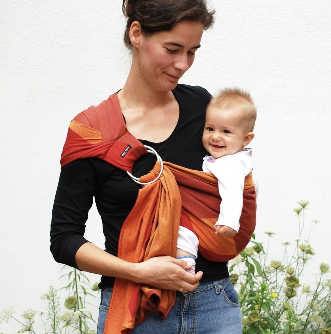 DIDYMOS_Baby's tweet photo. The #DidySling can be spread out over the shoulder. On request, we also make our slings with a pleated shoulder. Your choice if you want more arm freedom.

#ringsling #didymos #didymosbabywearing #didyfan #tragetuch #babywearinginfo #learnaboutbabywearing #wearyourbaby https://t.co/h56pfozoT0