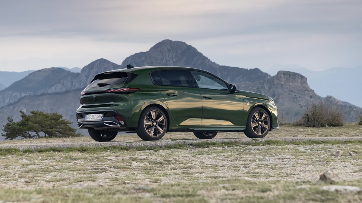 PeugeotES's tweet photo. Sé testigo del nuevo #Peugeot308 #PlugInHybrid persiguiendo su primer amanecer. #308FirstDrive https://t.co/iQcQrhgGUJ