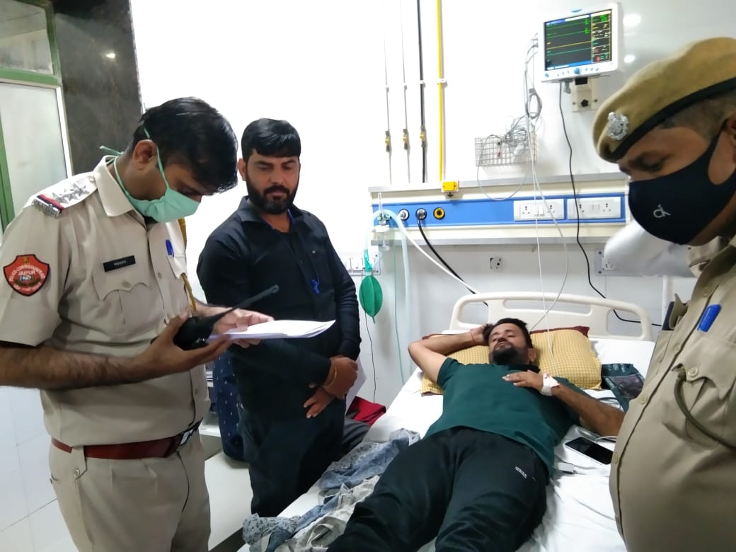 TheUpenYadav's tweet photo. घबराए हॉस्पिटल प्रशासन के द्वारा लिखित में लेना और पुलिस प्रशासन के द्वारा दबाव बनाने का 3 दिन से खेल चल रहा हैं
लेकिन उपेन यादव का मनोबल नहीं तोड़ पाए वह डेंजर जोन में भी बेरोजगारों के लिए संघर्ष कर रहा है l
लेकिन अभी तक सरकार नहीं जागी  @TheUpenYadav के साथ क्या होगा l
 l -विनय https://t.co/tgEQUPw2LP