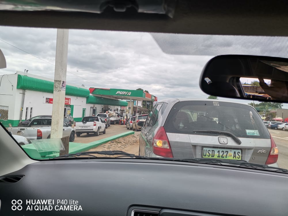 LUPHONDVO's tweet photo. Fuel Queue at Malkerns Filling station at midday today https://t.co/bjVHDdMoRC