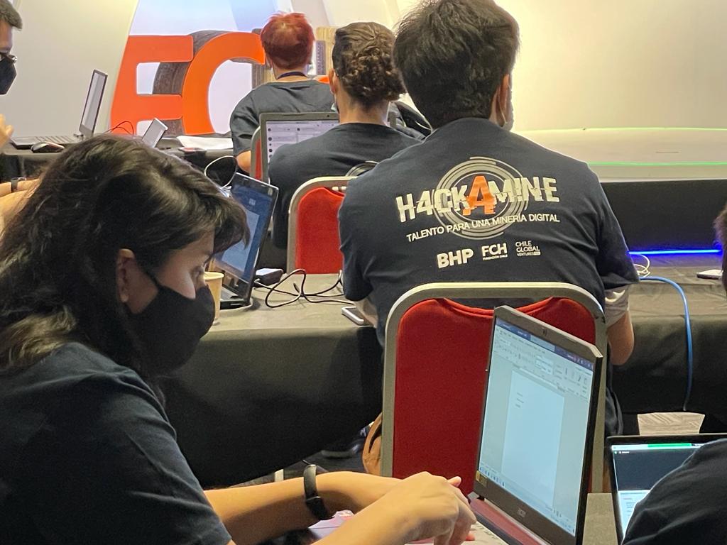 CG_Ventures's tweet photo. ¡Todo listo! Iniciando el día 2 de #Hackamine de #BHP en @fundacionchile junto a los equipos participantes de esta tercera edición.🙌💪 https://t.co/8ycPkrcM4G