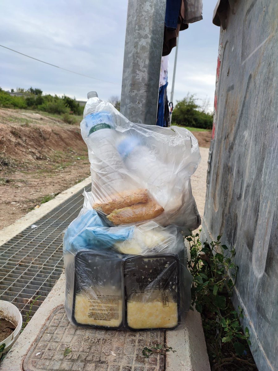 parwana_amiri's tweet photo. Since the allowance from #UNHCR transferred to the #greekstate, there are food lines in all the camps, but for many of us this food is not eatable and still no news from cash cards and the amount that will be given in next months, and not all of us receive food.
#ChangeSystemEu https://t.co/ErjRvSiu9f