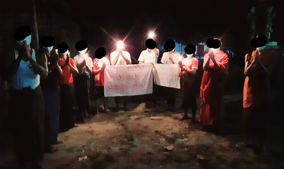 SinkyalA's tweet photo. Night Strike led by a pro-democracy monk demonstrated in #Pyigyidagun tsp, #Mandalay this night to burn the dictator with Revolution Flames of Thadingyut, on October 19.

#HelpMyanmarIDPs
#Oct19Coup  
#WhatsHappeningInMyanmar
 https://t.co/m9FCpqEaUq