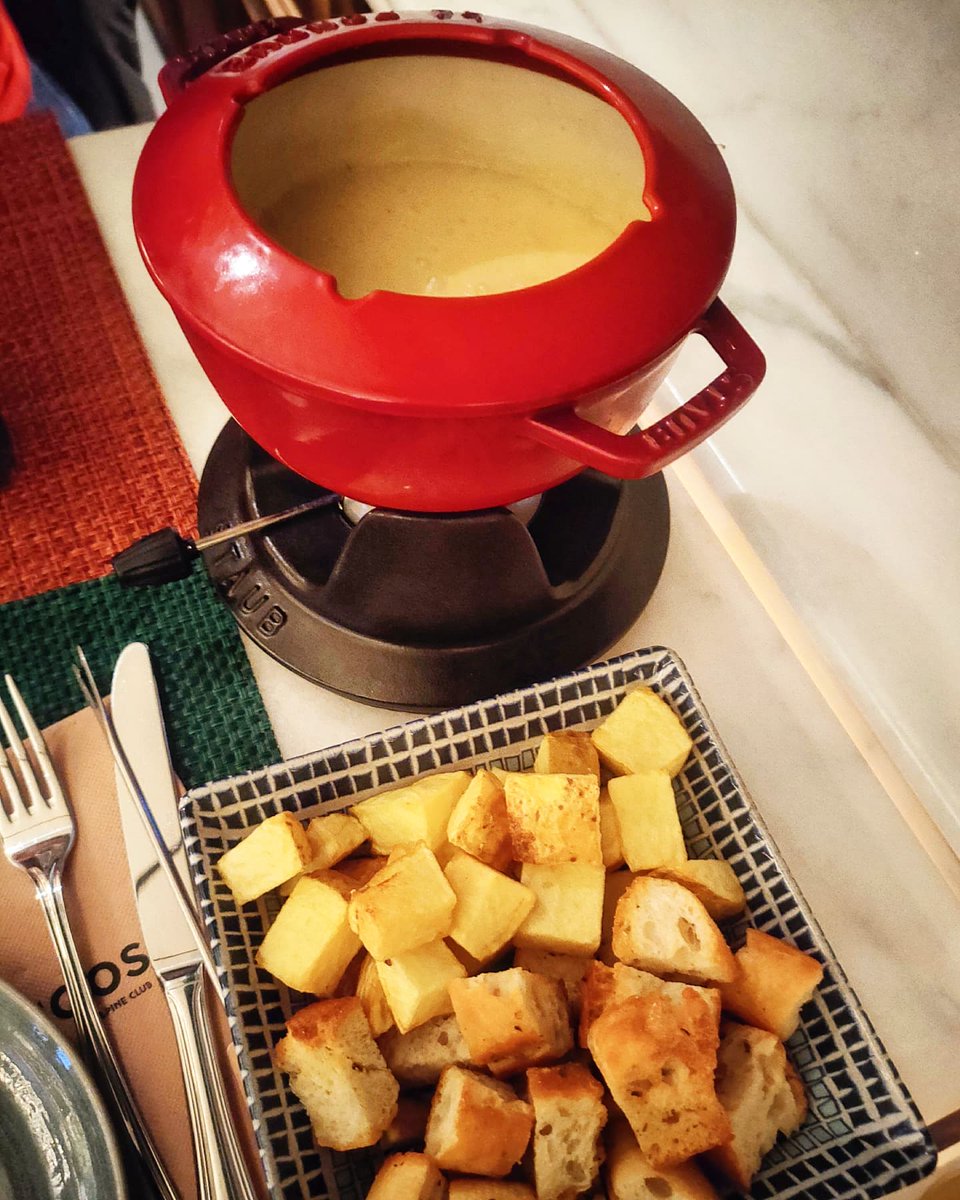 AwesomeMadrid's tweet photo. 🧀 Fondue de queso en #Mooser 🧀
🤤 Ya sabéis que nos encanta el #queso (🎶 lo que tú sientes se llama obsesión 🎶), y cuando nos enteramos de que #Mooser ofrecía en su carta esta tremenda #fonduedequeso, no nos pudimos resistir. 💛
#fondue #cheese #restaurantesmadrid #madrid https://t.co/5csIE1NDB3