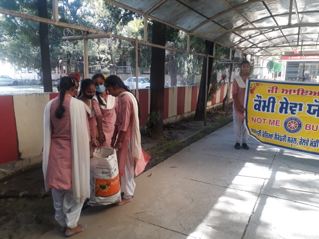 NSSRDChandigarh's tweet photo. Cleanliness drive by #NSS Volunteers of Government Girls Senior Secondary School , Railway Mandi, Hoshiarpur , Punjab.    #CleanIndia  #AmritMahotsav 
@Anurag_Office @ianuragthakur @NisithOffice @NisithPramanik @YASMinistry @_NSSIndia @PIB_India @AmritMahotsav https://t.co/8hpXSRIa70