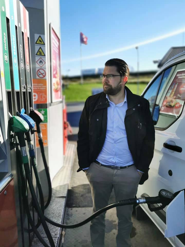 Det får vara nog nu. 

När man ser hundralapparna snabbt ticka iväg under en tankning är det svårt att inte tänka på alla de människor som drabbas hårt av de höga bränslepriserna.