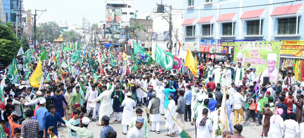Babafasiuddin's tweet photo. Borabanda TRS Party minority committee received the rally of Milad-un-Nabi SAW held in Borabanda from Site 3 to Pankha bus stop to Site 1 

All the Imams, mouzzans, muftis, maulvis and local people of Borabanda were participated 

#MiladUnNabi2021 https://t.co/JQoT02FBaB