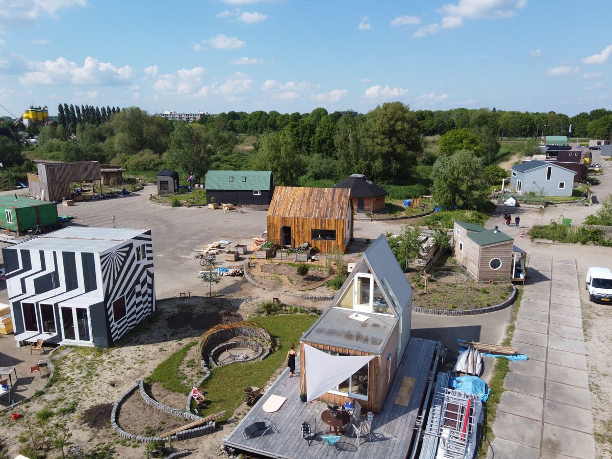 Bezoek Minitopia <a href="/Rezonethegame/">Rezonethegame</a> tijdens de <a href="/dutchdesignweek/">Dutch Design Week</a>! Rezone realiseert woonlocaties waar ruimte is voor vrijstaande (zelfgebouwde) woningen met een kleine footprint. Lees er alles over in het boek 'Minitopia, Ruimte voor je woonwens'. ddw.nl/nl/programma/6…