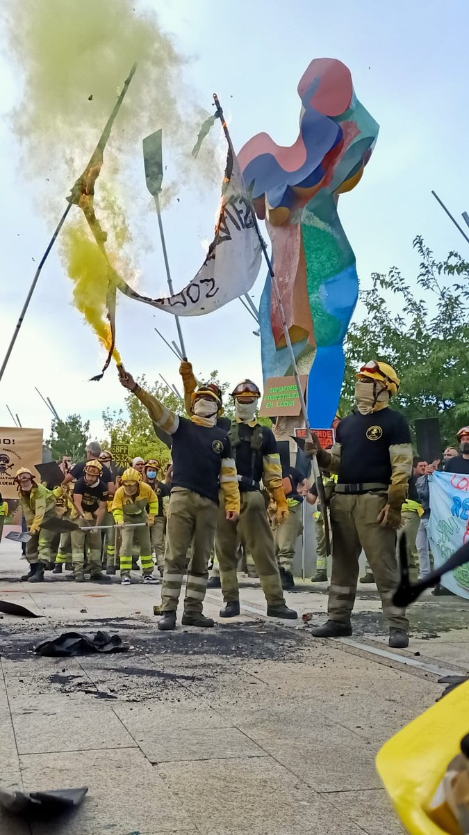 La mayoría del tiempo nos preguntamos de que sirve estudiar, formarnos y entrenar en un sector donde nada de esto se valora.

Obligados a esperar durante muchos meses por un trabajo que solo parece importarnos a nosotros sin saber si quiera si podremos volver.