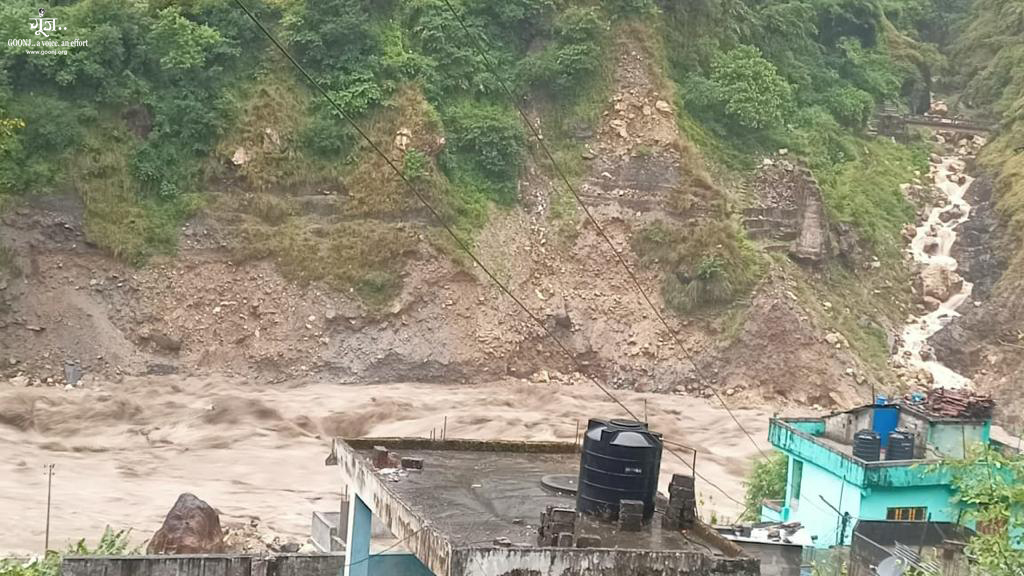 goonj's tweet photo. #Updatefromtheground
The recent flood reports from Kerala and Uttarakhand took everyone by surprise. The situation is dire, and our teams have already started relief work by supporting relief camps, where possible and channelizing other essentials as people wait to return home. https://t.co/MbQ9EfY1AV