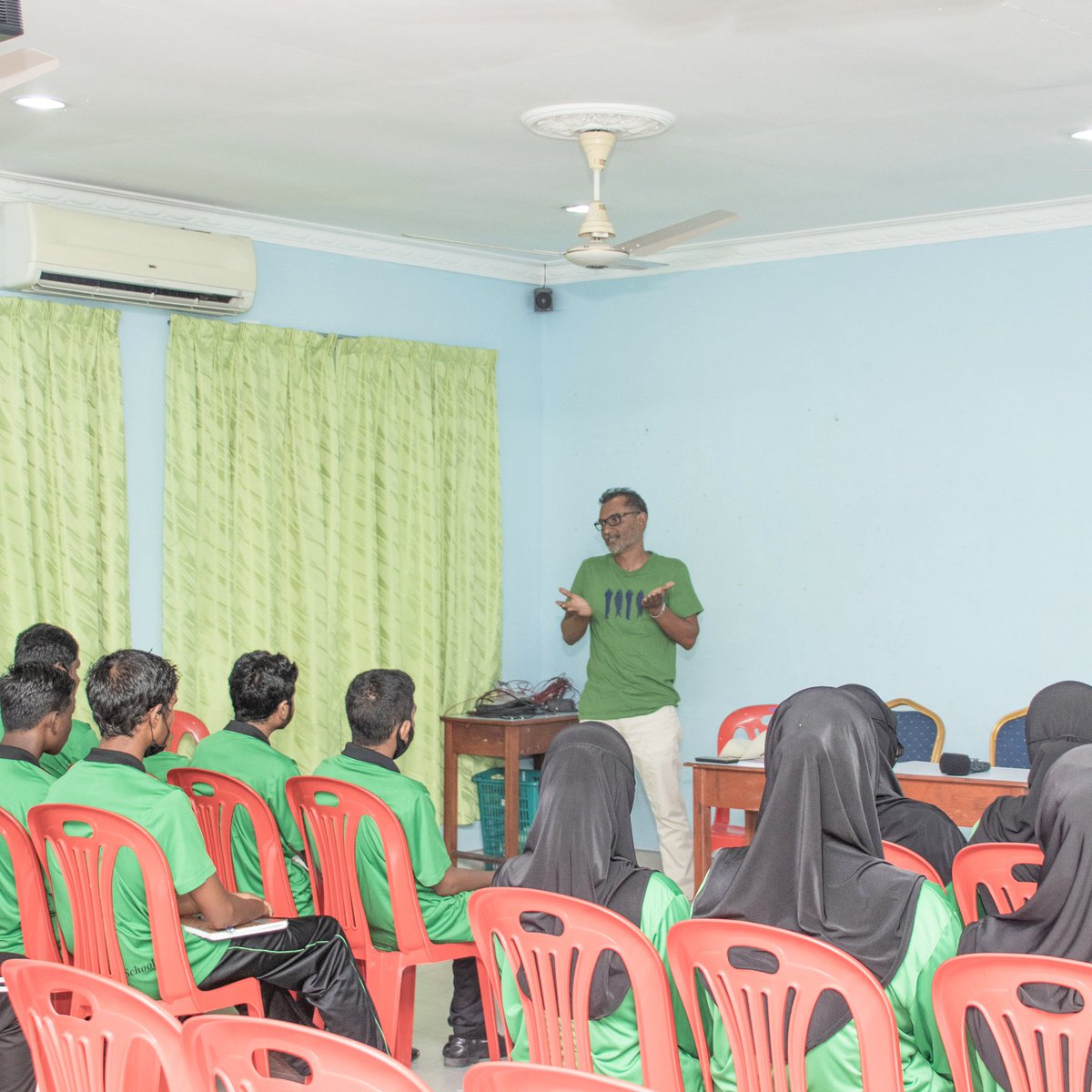 visitkanditheem's tweet photo. Thank you, Abdulla Rasheed (@aisee68) for sharing your knowledge with our community. The workshops were extremely beneficial to the residents of Kanditheemu and it was a great week of learning for everyone.

#homestay #Maldives @ath1f @vonadhona https://t.co/ElKAsrS3Bo