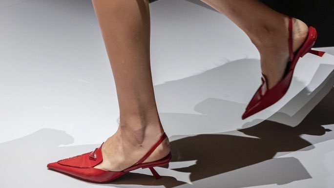 темно красные туфли. марни туфли женские. прада весна лето 2022. скошенный каблук. туфли женские на скошенном каблуке.