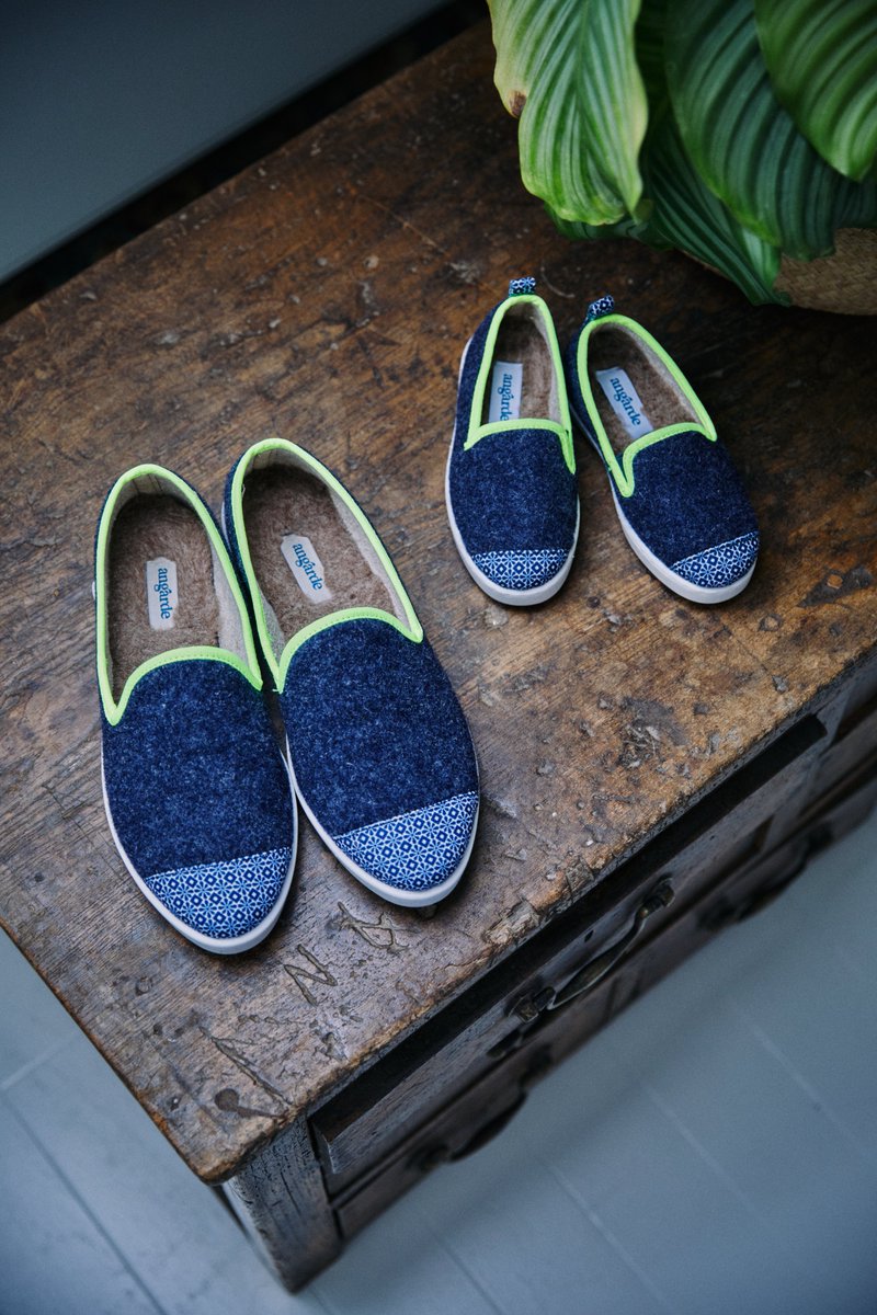 Gili’s, la marque de maillots de bain pour toute la famille, nous prête son imprimé phare dans le cadre du lancement de sa ligne homewear.
Retrouvez le motif “Azulejos” bleu marine sur les empiècements avant et arrière de notre slipper AW 
▶️ bit.ly/3FWPYsI
