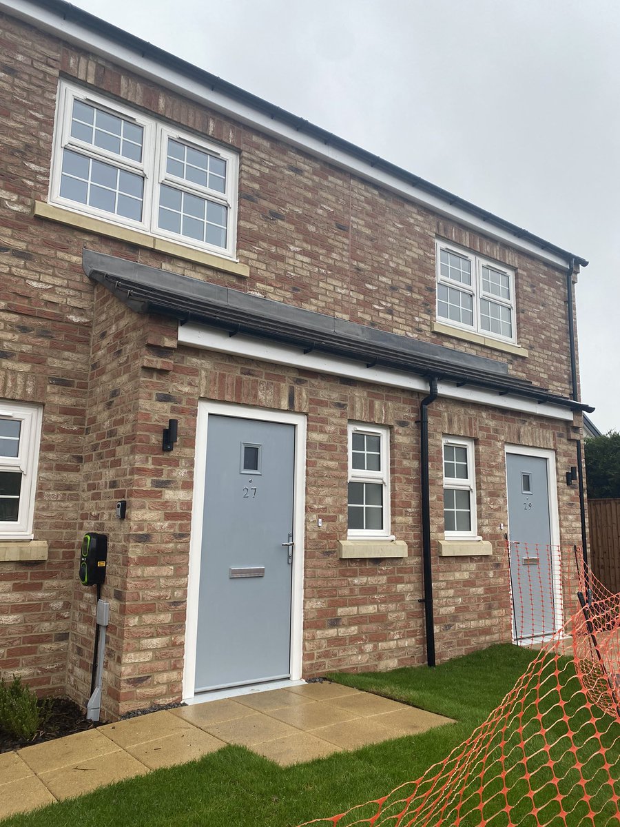_laurapeacock's tweet photo. Another handover of high spec s106 homes from @NewettHomes 🏡 🤍 Plots available for both shared ownership and affordable rent in this beautiful North Yorkshire village 🔑 🚙 with easy commute to #York #Harrogate @SWHomesUK #dishforth #affordablehomesyorkshire https://t.co/S6HCAkUzp3