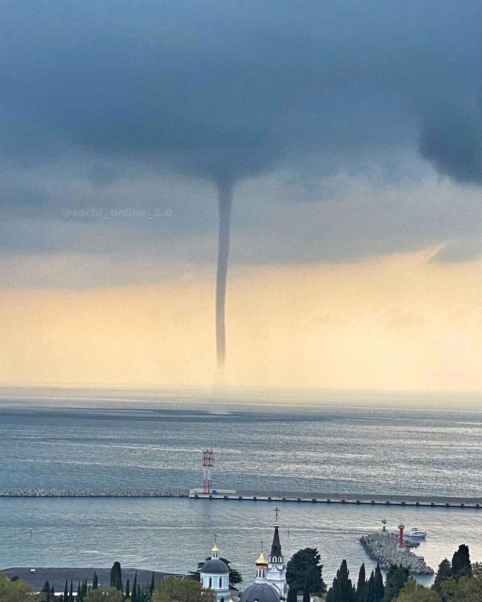🌪 Superbe #trombe marine photographiée depuis #Sotchi en #Russie hier lundi 18 octobre 2021. La Mer Noire est survolée par de l'air froid, créant un contexte favorable à ces phénomènes. (via sochi_online sur Instagram)
