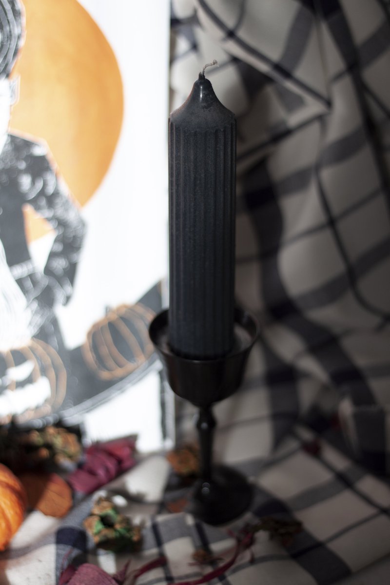 Spinaart1's tweet photo. Hey ! 🎃

On vous a concocté des coffrets spécial Halloween à 24,50€, contenant : 

- 1 illustration en linogravure 
- 2 bougies végétales "citrouille"
- 1 grande bougie végétale noire
- 1 bougeoir (noir ou doré) conçu pour la grande bougie 

https://t.co/e0uf0spti3 https://t.co/PVjHIPReV3