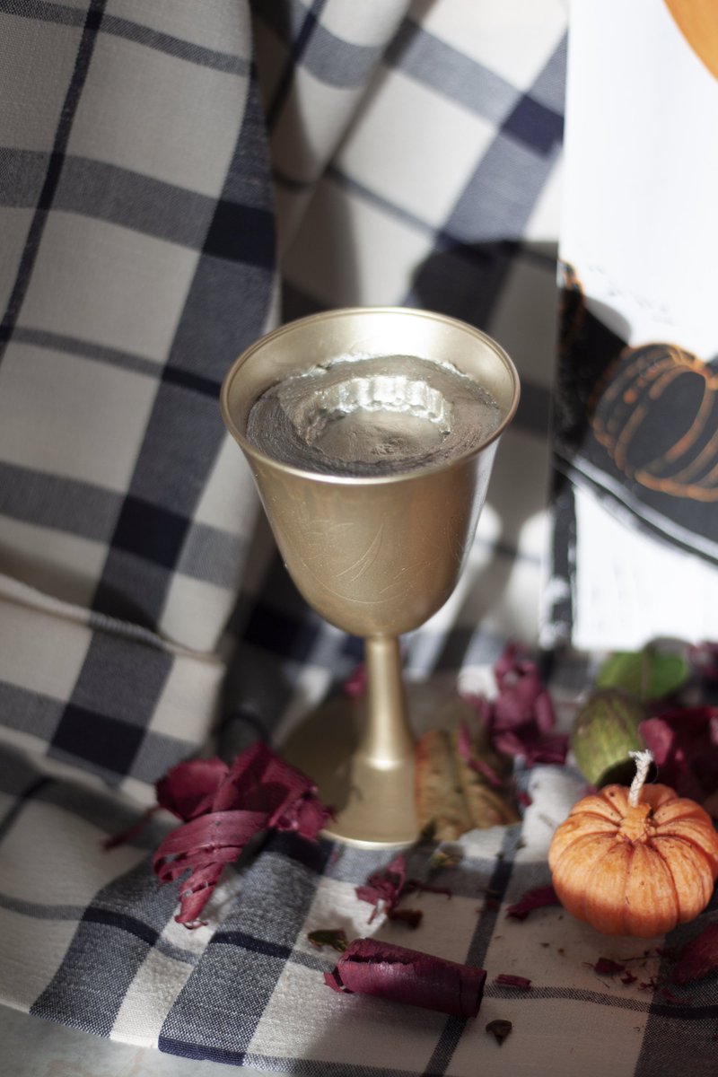 Spinaart1's tweet photo. Hey ! 🎃

On vous a concocté des coffrets spécial Halloween à 24,50€, contenant : 

- 1 illustration en linogravure 
- 2 bougies végétales "citrouille"
- 1 grande bougie végétale noire
- 1 bougeoir (noir ou doré) conçu pour la grande bougie 

https://t.co/e0uf0spti3 https://t.co/PVjHIPReV3