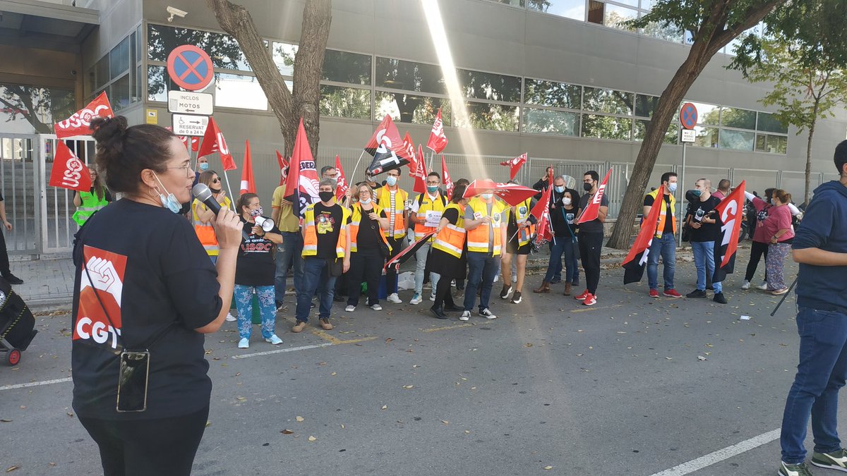 HildegartRev's tweet photo. Mateixa feina, mateixes condicions.
Fora subcontractes dels serveis públics! #Stopsubcontractacio
Ningú pot dubtar q els tècnics i gestors d'emergències són serveis essencials
#Vaga061 indefinida
Ferrovial go home!
@govern i @salutcat teniu l'oportunitat de recuperar el servei https://t.co/v4kOiLpGP4