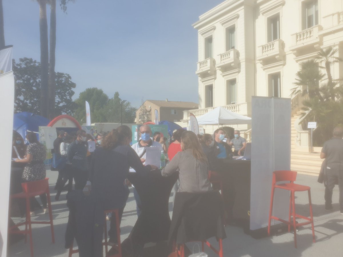 Elbaoudi4's tweet image. La Place de l'emploi s'invite à #Fréjus #PoleEmploi une belle journée qui commence sous le soleil et les propositions des partenaires #Ingeniería #missionlocaleestvar #esterelcotedazuragglomeration #aviecapemploi...et des employeurs #castorama #pressir #clj et bien d'autres 👍