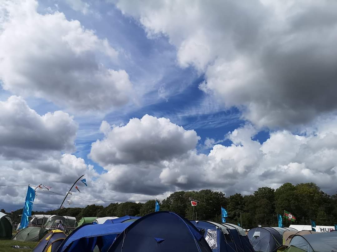 RevCBeckett's tweet photo. Reflecting on the idea of '#ThinSpaces' - places/experiences where the barrier between #earth & #heaven seems paper thin & encountering #God feels easiest. I find that up trees, on the beach, in music, at @greenbelt or on #Iona. How do we find/create this in digital space online? https://t.co/ddSWnRgRrl