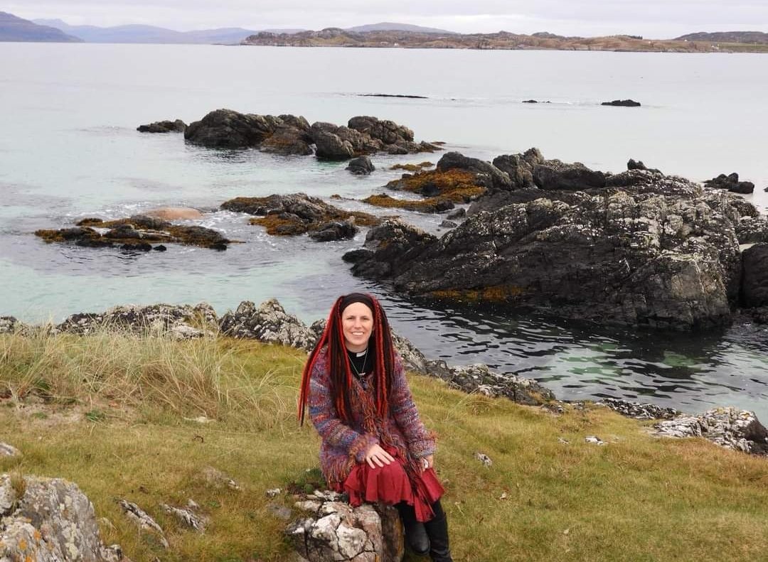 RevCBeckett's tweet photo. Reflecting on the idea of '#ThinSpaces' - places/experiences where the barrier between #earth & #heaven seems paper thin & encountering #God feels easiest. I find that up trees, on the beach, in music, at @greenbelt or on #Iona. How do we find/create this in digital space online? https://t.co/ddSWnRgRrl