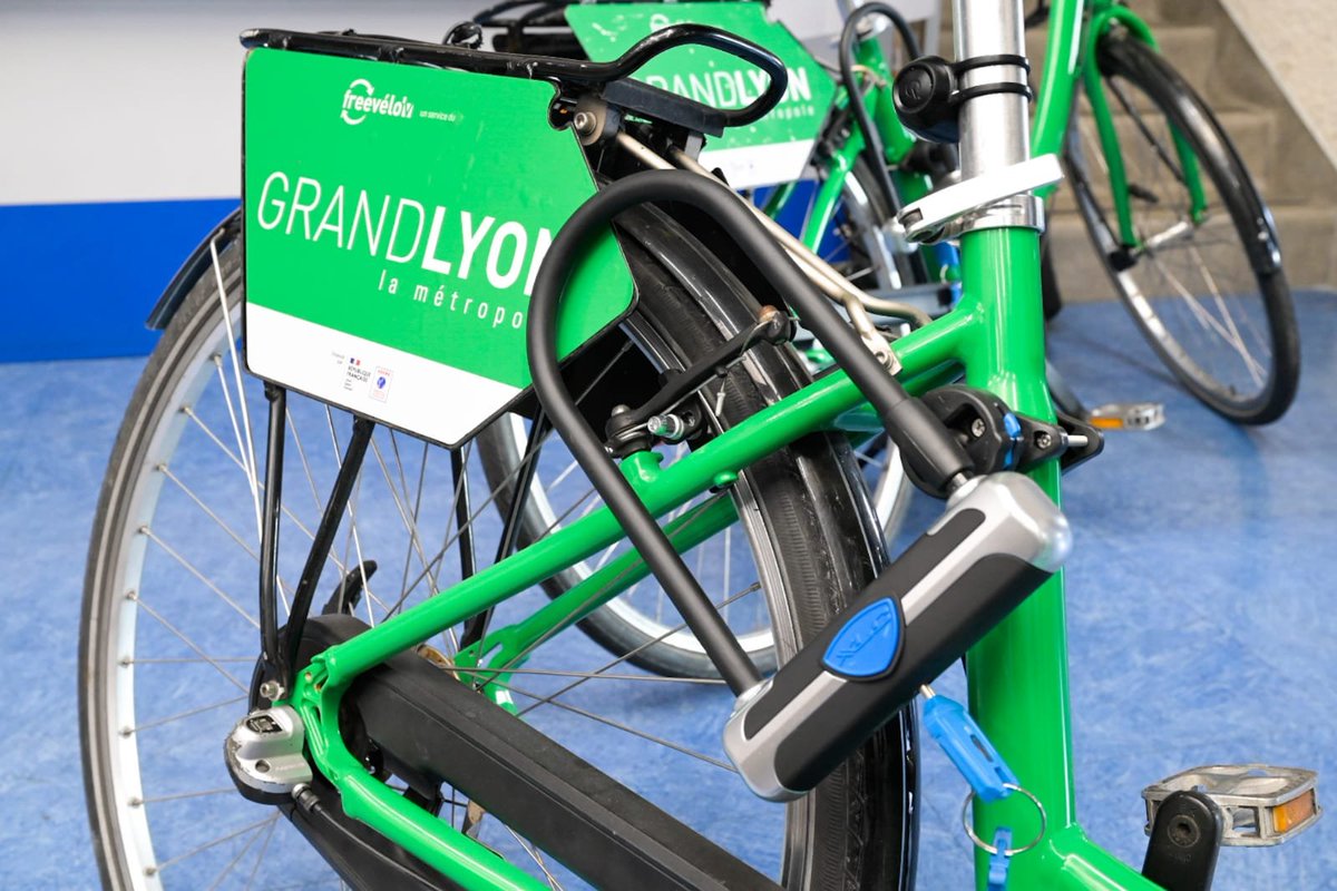 📢 10 000 Vélos Gratuits 🚲

➡️ Déploiement de #FreeVelov, ces vélos verts  seront prêtés durant 1 an aux étudiants boursiers et jeunes en situation d’insertion sociale et professionnelle. ✅

➡️ Ces vélos sont reconditionnés par des structures locales de réinsertions 🤝
1/4