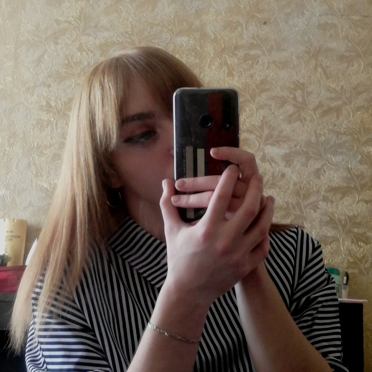 Может все изменится... И будет лучше.. Мы помечтаем в трубку. Скажи, а ты все еще меня ждешь ночью? А ты помнишь мои руки? Помнишь, дыхание пряча, я искала тебя в каждом прохожем и находила взгляд твой..