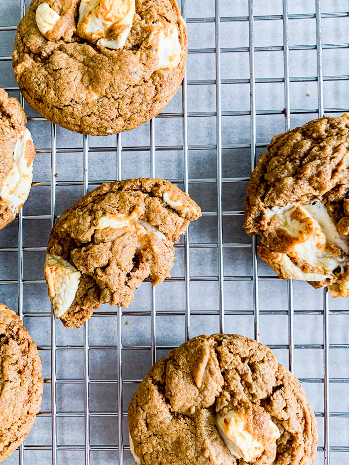 Teddie_PB's tweet image. We are going nutty over these ooey, gooey, sweet, salty, #Fluffernutter and #TeddiePeanutButter cookies 😍 Get the recipe, by yespleasebakes: yespleaseyum.com/recipes/vegan-… ☁️🥜🤍🍪
 
#PeanutButterandFluff #PeanutButter #Cookies #Glutenfree #Dessert #Glutenfreedessert #glutenfreecookies