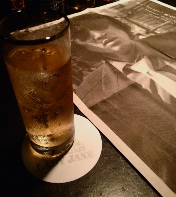 onimusha2kudou's tweet photo. 昔、TVに出始めた頃
どこの飲み屋に出かけても
チヤホヤされるようになり
一緒に写真を撮られたり
携帯の番号を聞かれたり
訳のわからない友人が増えた。

これは少々いけないと思い
ある日、頭を丸坊主にすると
外見的なタレント価値が消え
友人たちは全ていなくなり。

現在の仲間だけが残った🥃✨ https://t.co/75xyRpgXps