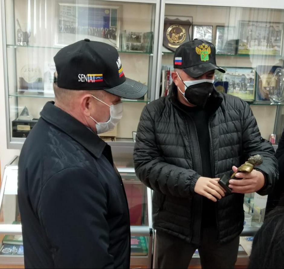 jdavidcabello's tweet photo. El Jefe de la Aduana Central de Rusia, Filipoov Vladimir y el director del centro canino, el Coronel Drogovskoy Aleksander, nos recibieron con una presentación del funcionamiento del servicio canino y una demostración canina que evidencia el alto nivel de Rusia en esta área. https://t.co/EmRmmwlQLM