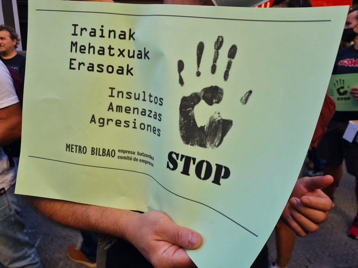 RMurigoitia's tweet photo. Metro Bilbaoko langileok jasandako azken erasoak salatu ditugu gaur Santutxu geltokian.
#ErasoakSTOP https://t.co/4m6Wupg82r