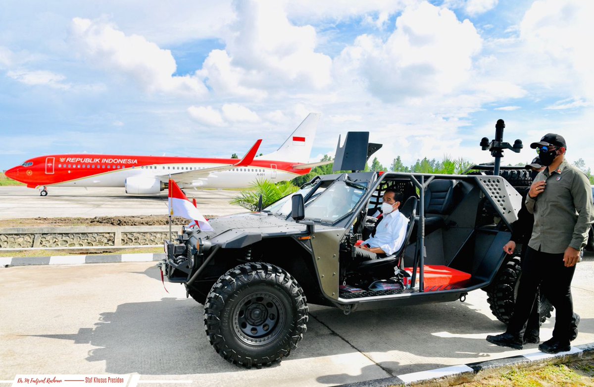 Presiden <a href="/jokowi/">Joko Widodo</a> menyusuri jalan di Tarakan menggunakan kendaraan taktis (rantis) P6 ATAV V1  milik Paspampres pada Selasa (19/10). Kendaraan P6 ATAV V1 ini dirakit di dalam negeri, kecuali untuk bagian mesinnya, dan telah diproduksi massal.
#BungFADJROEL