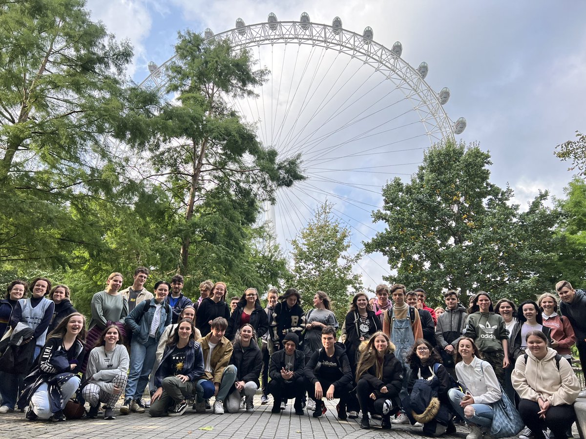 EA_expressive's tweet image. The Expressive Arts department have arrived in London for a 3 day experience! First up: a flight on the London eye! #backtowhatwelove @elizabethanac @TheLondonEye