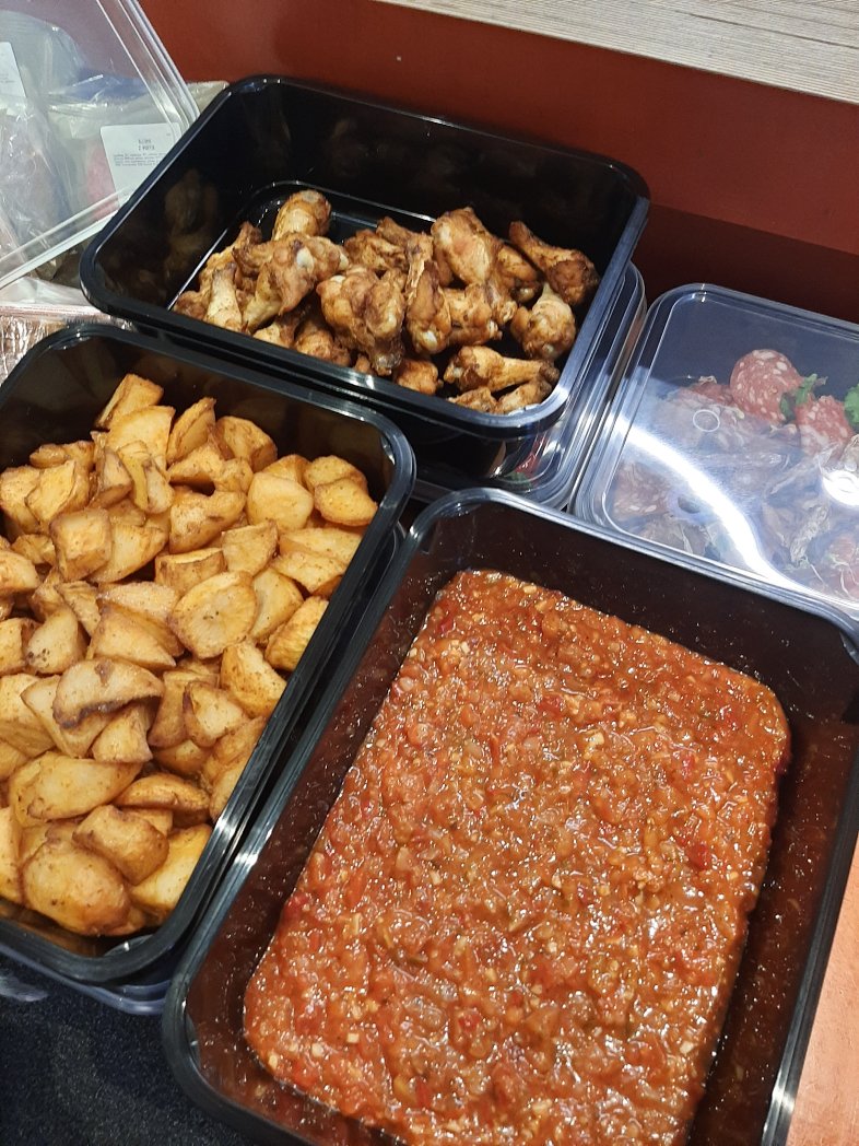 En weer werden we verrast door de hartelijkheid van een medemens. 🧡 Een onbekende man bracht Tapas voor onze bewoners, wat een heerlijke gerechtjes  👍
dankjewel ! #tapas #smullenmaar #goedhart