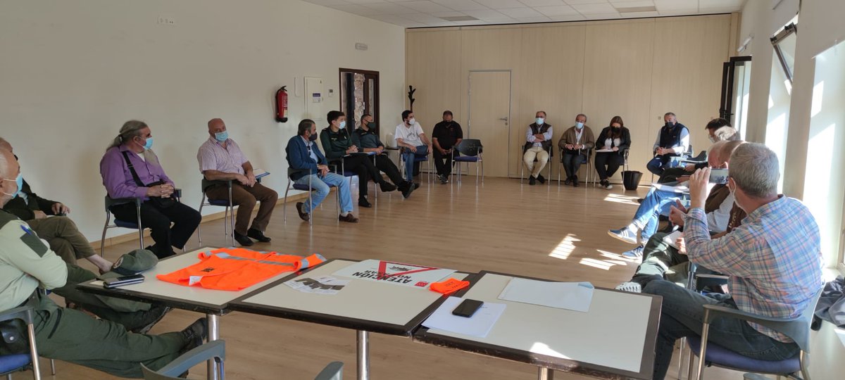 zarzaymenta's tweet photo. Felicito a @NachoHerce por el éxito de las jornadas de seguridad en la caza que venimos desarrollando en zonas caza controlada y reparto material a sociedades gracias a @RFECaza @guardiacivil @PradenaRincon @guiahiruela @SierraNortecom por colaboración https://t.co/PrP4IaQD3K