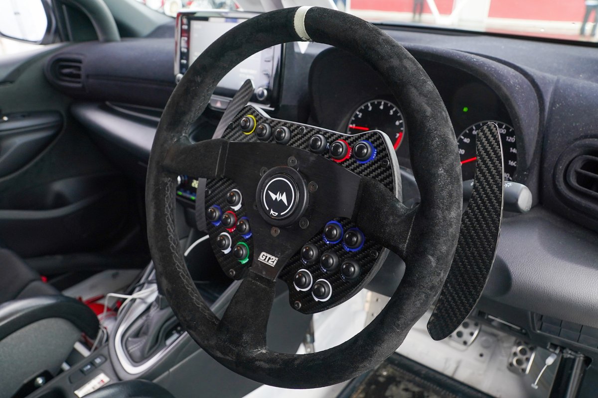 本日は「ドライカーボンステアリングスイッチボックス」の話題ばかりで