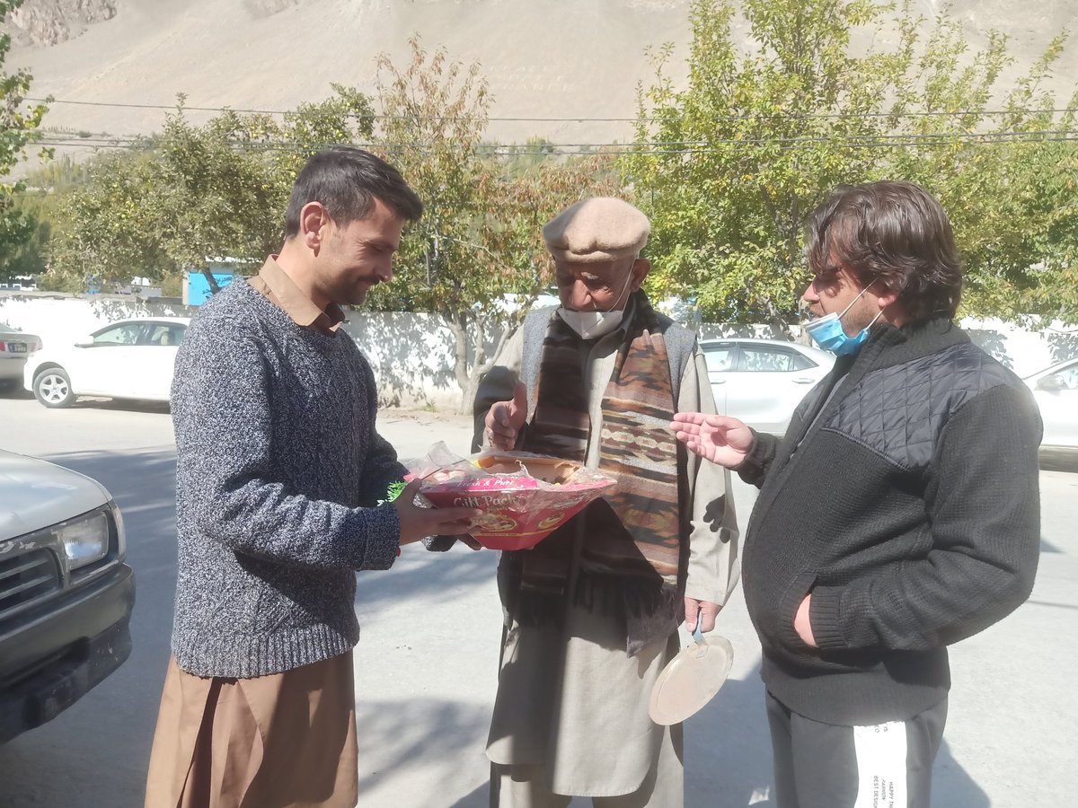 deputy_hunza's tweet photo. وزیر اعلی گلگت بلتستان جناب خالد خورشید خان کے خصوصی احکامات پر عشرہ رحمت اللعالمین اور جشن عید میلاد النبی کے حوالے سے ضلعی انتظامیہ ہنزہ نےعلی آباد کے  تمام ہسپتالوں کے مریضوں میں اور علی آباد بازار  میں مسافر حضرات اور سیاحوں میں مٹھائیاں بھی تقسیم کر رہے ہیں.
@HomeDeptGB https://t.co/gmJciqF2xC