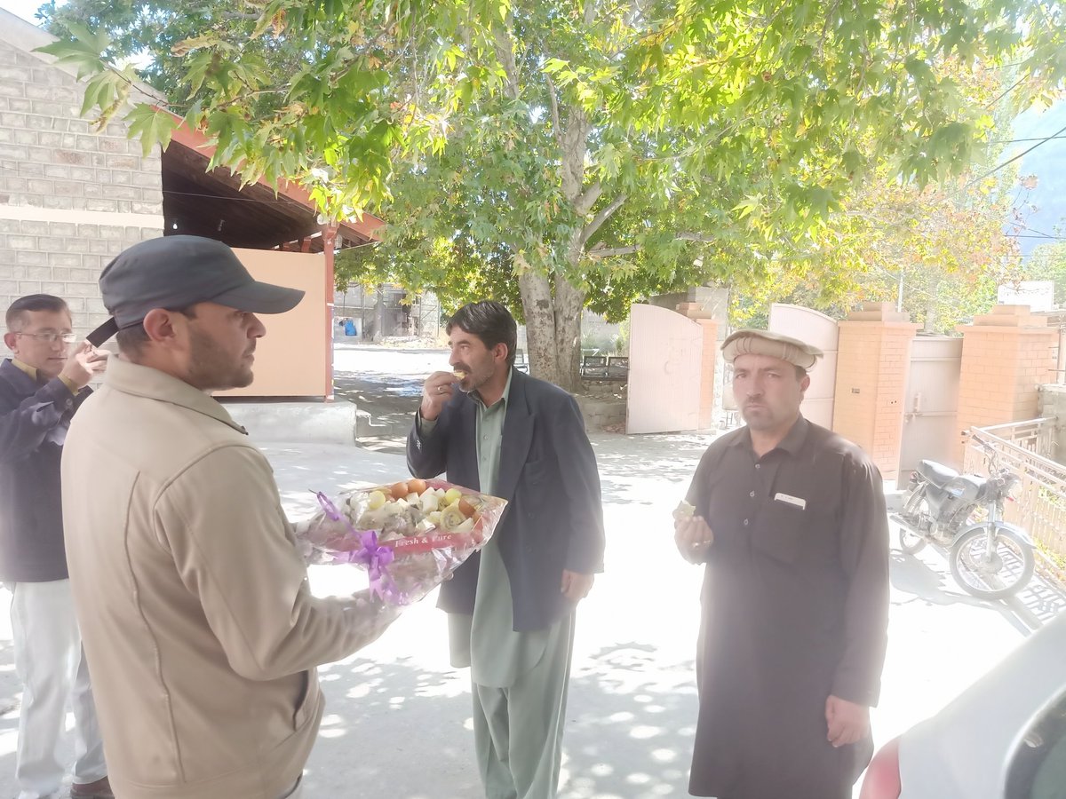 deputy_hunza's tweet photo. وزیر اعلی گلگت بلتستان جناب خالد خورشید خان کے خصوصی احکامات پر عشرہ رحمت اللعالمین اور جشن عید میلاد النبی کے حوالے سے ضلعی انتظامیہ ہنزہ نےعلی آباد کے  تمام ہسپتالوں کے مریضوں میں اور علی آباد بازار  میں مسافر حضرات اور سیاحوں میں مٹھائیاں بھی تقسیم کر رہے ہیں.
@HomeDeptGB https://t.co/gmJciqF2xC