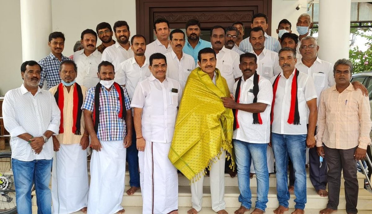 PollachiDr_KVR's tweet photo. தேவராயபுரம் ஊராட்சி வேலாயுதம்பாளையத்தை சேர்ந்த அஇஅதிமுக ஒன்றிய எம்ஜிஆர் மன்ற தலைவர் சுகுமார் அவர்கள் தலைமையில்
திரு.ஆறுச்சாமி, திரு.சக்திவேல், திரு.அப்புச்சாமி ஆகியோர்
திமுக வில் தங்களை இணைத்துக் கொண்டனர்.
@CMOTamilnadu @Udhaystalin @PollachiDr_KVR @V_Senthilbalaji https://t.co/NIDgobI9zs